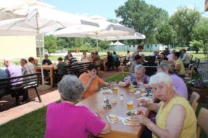 Pikniki za stanovalce, svojce in zaposlene: julij in avgust